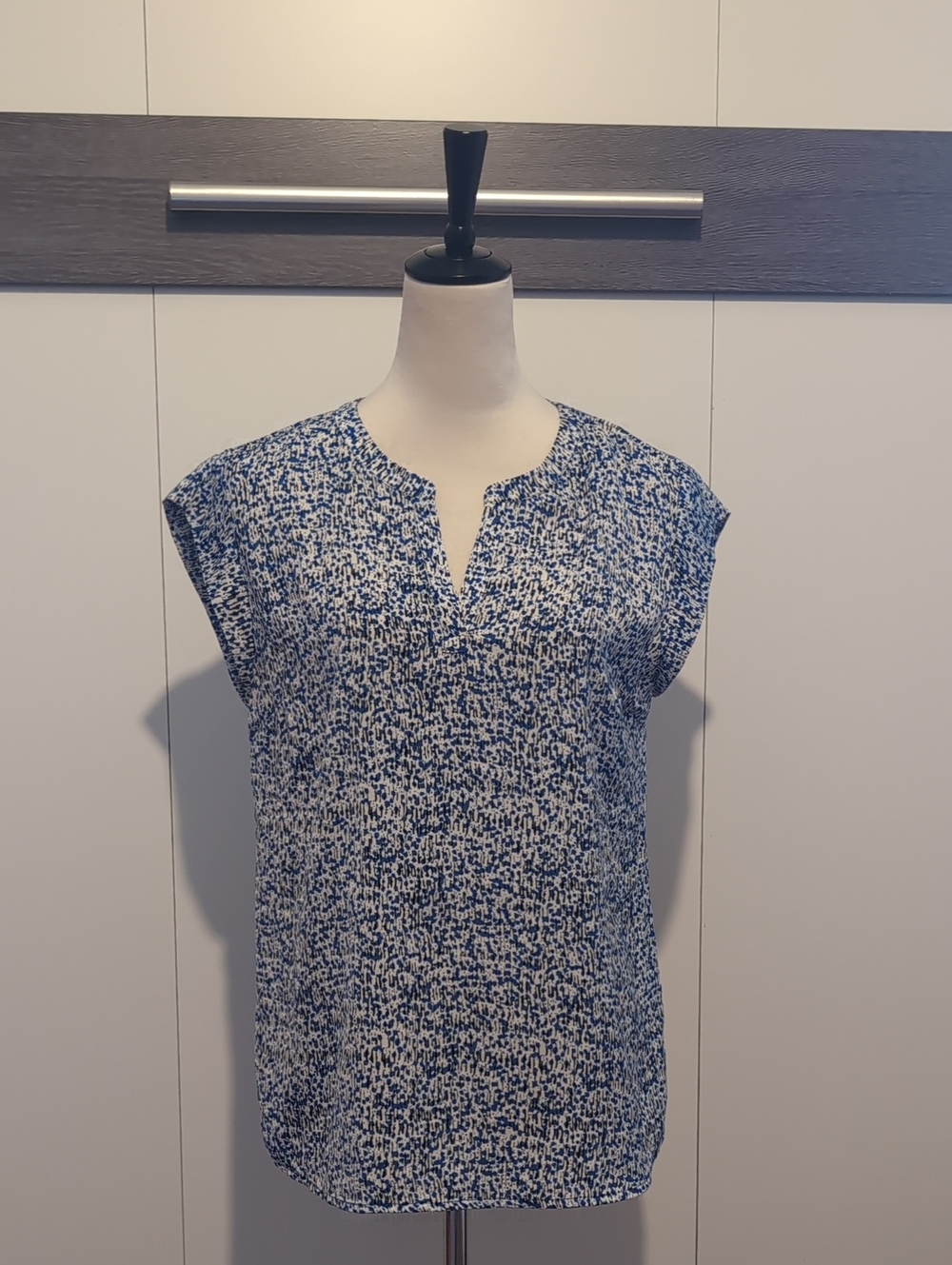 Hilary Radley Blue and White Speckled Notch-Neck Cap Sleeve Top